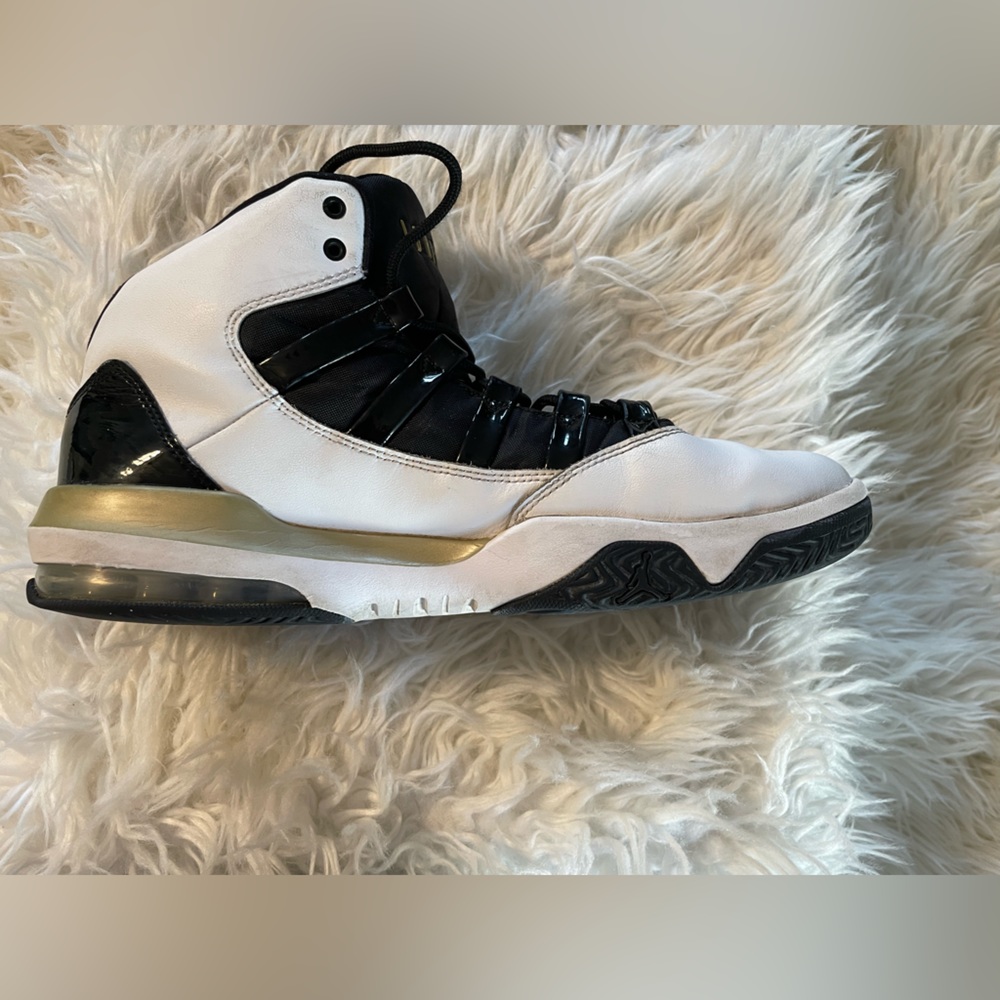 jordan max aura black and white mens